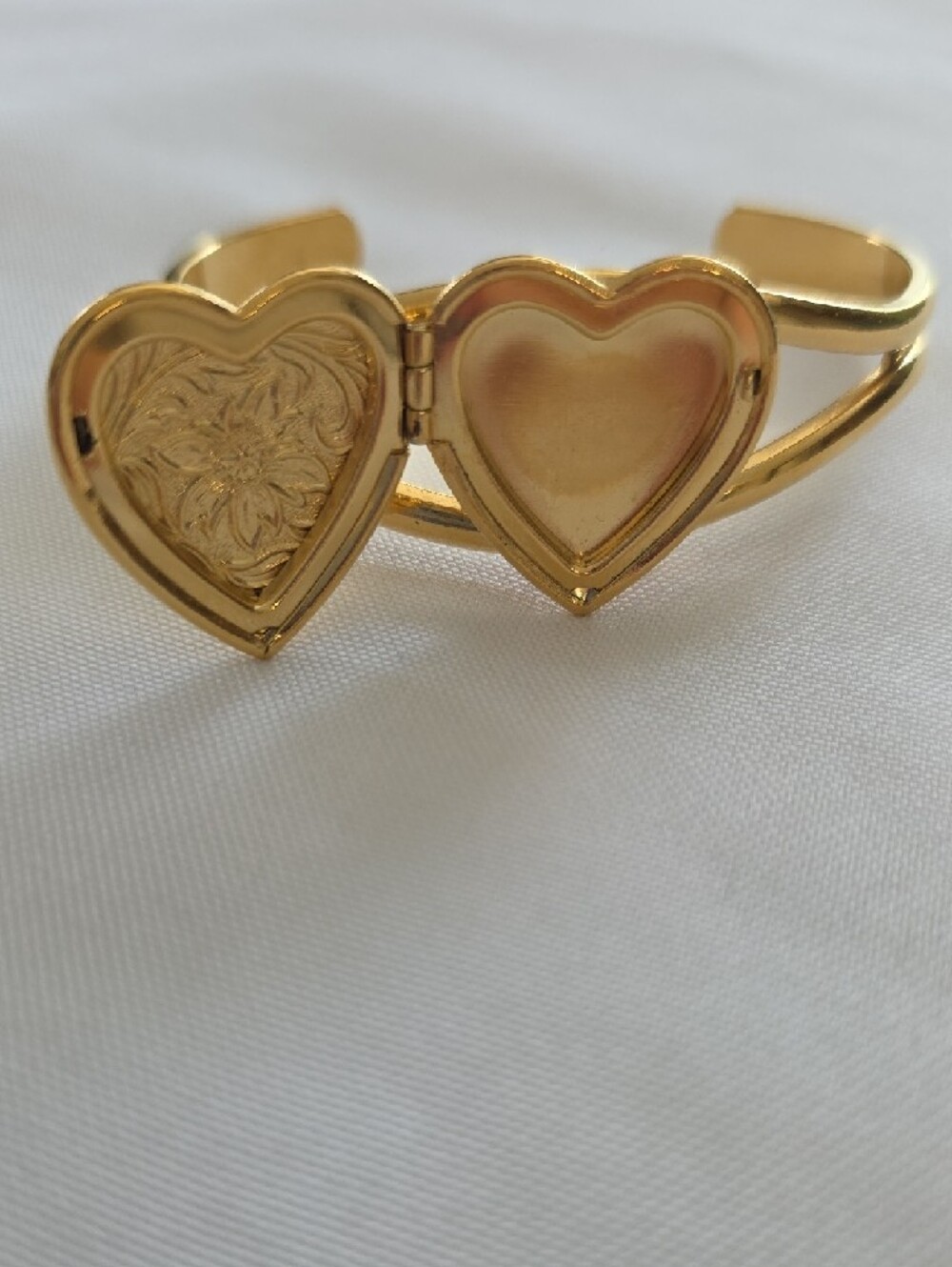 Avon Gold Plated Heart Locket Open Cuff Bracelet Vintage - Picture 3 of 9